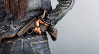 Projeto 'bolsa-arma' para mulheres vítimas de violência é vetado por Caiado